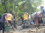 TMMD ke-128 Kodim Selayar: Warga Bahu-membahu di Tengah Curah Hujan Tinggi