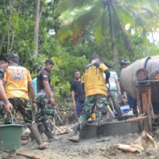 TMMD ke-128 Kodim Selayar: Warga Bahu-membahu di Tengah Curah Hujan Tinggi