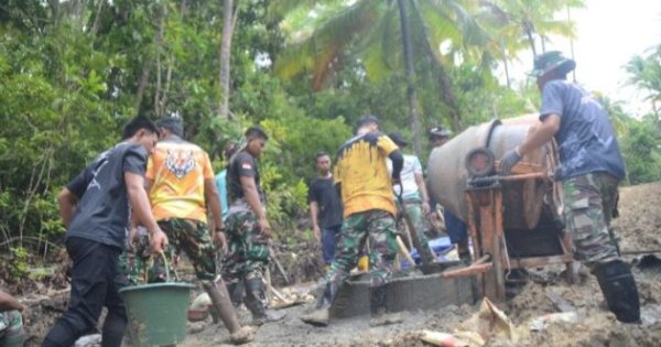 TMMD ke-128 Kodim Selayar: Warga Bahu-membahu di Tengah Curah Hujan Tinggi