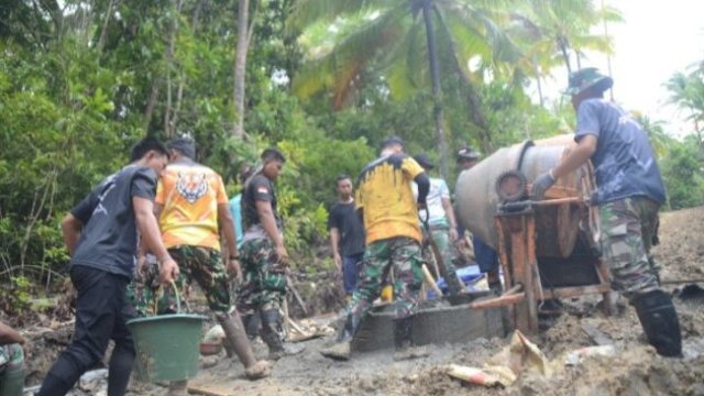 Personel Satgas TMMD ke-128 Kodim 1415/Selayar dan warga bergotong royong membangun drainase jalan tani sepanjang 3.350 meter di Kepulauan Selayar, Rabu (13/5/2026). (doc_pendim1415) 
