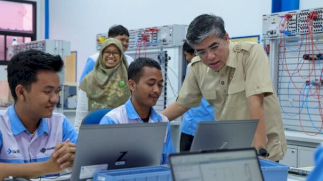 Menteri Ketenagakerjaan Yassierli saat meninjau langsung workshop pelatihan Elektro Mechanical Utility di BBPVP Serang, Banten, Rabu (29/4/2026). (doc_birohumaskemnaker) 
