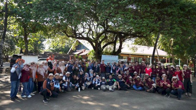 GMTD menggelar aksi bersih-bersih di Pantai Akkarena. (Dok. GMTD)