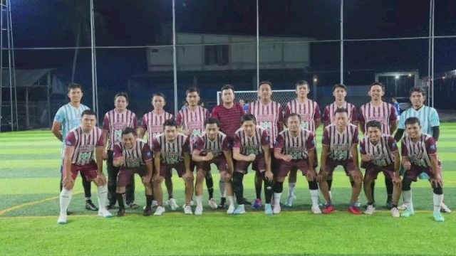 Foto bersama JOIN Bulukumba FC (Jersey biru) dan FC Jurnalis Sinjai (Jersey merah putih). (Dok. Irman)