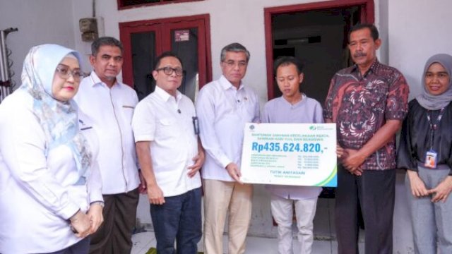 Menteri Ketenagakerjaan Yassierli menyerahkan santunan secara simbolis kepada Baskoro Aji, suami almarhumah Tutik Anitasari, korban kecelakaan kereta api di Bekasi Timur, Senin (4/5/2026). Total santunan yang diterima mencapai Rp435.624.820 (HO_doc:birohumaskemnaker)