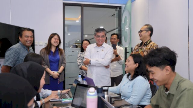 Menteri Ketenagakerjaan Yassierli (tengah) meninjau kegiatan magang nasional di PT Yupi Indo Jelly Gum Tbk, Bogor, Jawa Barat, Rabu (6/5/2026) (doc_birohumaskemnaker)