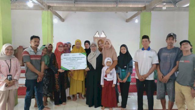 Penyaluran dana CSR untuk pembangunan masjid di Bissoloro Gowa. (Dok. Pegadaian)