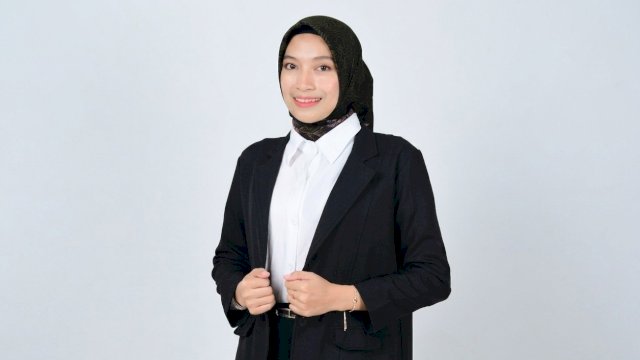 Arlia Fitri Rahman menjalani karier sebagai Gallery Manager di PT Korea Investment & Sekuritas Indonesia Branch Makassar. (Dok. Nobel)