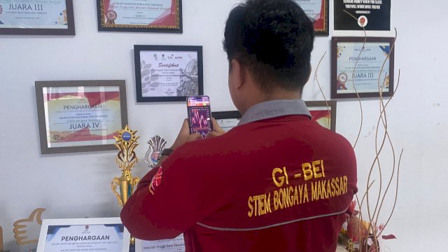 Tegar Amanda, mahasiswa semester 8 di STIEM Bongaya. Ia telah aktif melakukan investasi sejak menjadi mahasiswa baru. Ia belajar instrumen investasi di KSPM GI BEI STIEM Bongaya. (Dok. Gita/HN)