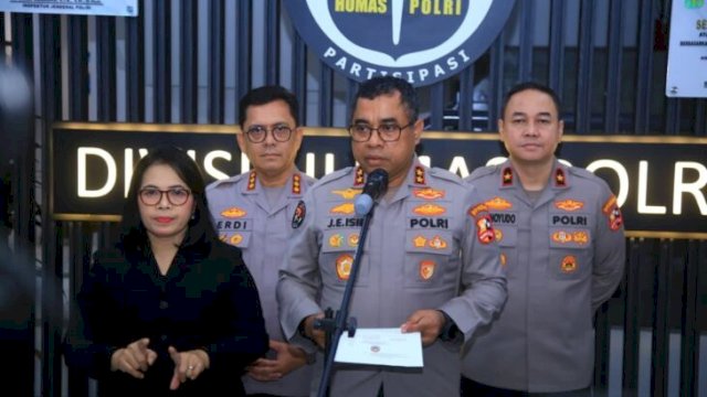 Kadiv Humas Polri Irjen Johnny Eddizon Isir memberikan keterangan pers usai pengumuman rotasi Kapolda di Gedung Rupatama Mabes Polri, Sabtu (9/5/2026). (doc_divhumaspolri)