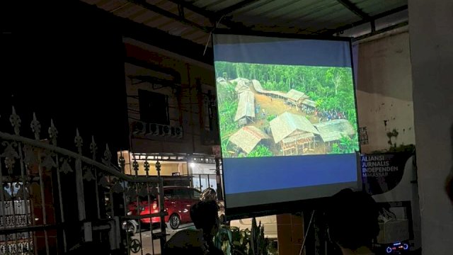 Nobar film Pesta Babi di Sekretariat AJI Makassar. (Dok. Gita/HN)