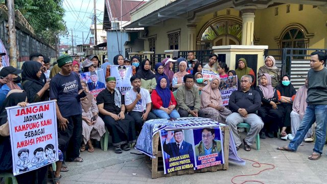 Warga yang tergabung dalam Aliansi Gerakan Rakyat Menolak PLTSa (Geram PLTSa) menggelar aksi unjuk rasa di depan Gedung Eterno Makassar. (Dok. Isk/HN)