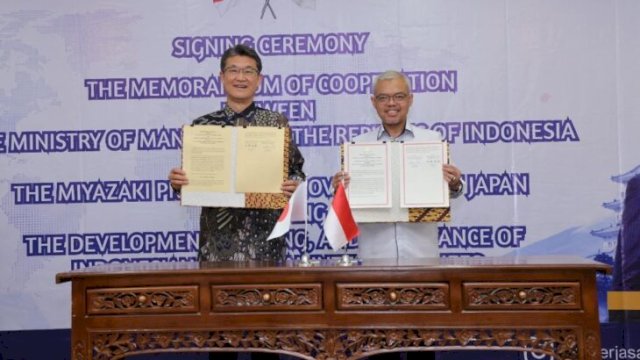 Sekjen Kemnaker Cris Kuntadi (kanan) dan Gubernur Prefektur Miyazaki Shunji Kono (kiri) berpoto usai  penandatanganan nota kerja sama magang teknis di Jakarta, Selasa (12/5/2026). (doc_birohumaskemnaker) 