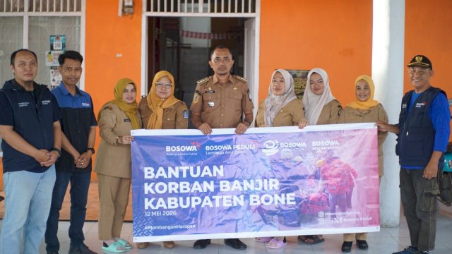 Pemerintah setempat dan warga menerima bantuan dari Bosowa Peduli. (Dok. Bosowa)