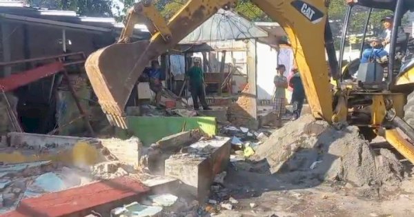 Pemkot Makassar Bongkar 178 Lapak PKL di Kecamatan Mariso