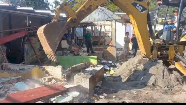 Pembongkaran lapak di kecamatan Mariso. (Dok. Pemkot)