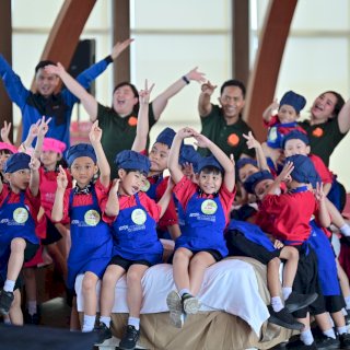 Sambut HUT ke-14, Aston Makassar Gelar Program Edukatif bersama Siswa SD Gamaliel