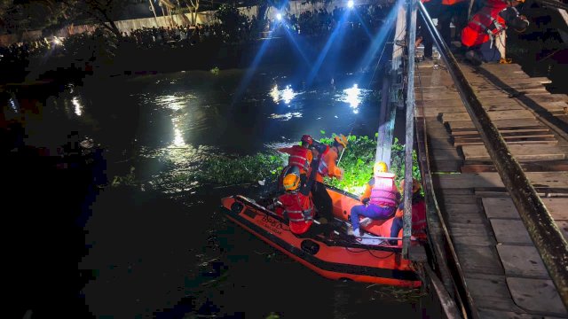 Pencarian korban di Kanal Pampang, Selasa (19/5). (Dok. BPBD)