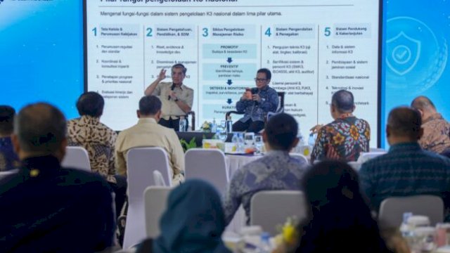 Menaker Yassierli saat menjadi pemateri dalam acara "Menguatkan Peran BPJS Ketenagakerjaan dalam Mengurangi Kecelakaan Kerja di Industri" di Jakarta, Kamis (21/5/2026). (doc_birohumaskemnaker) 