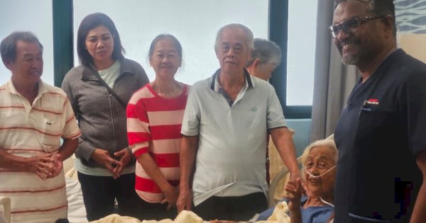 Lansia 102 Tahun Akhirnya Pulih Usai Jalani Operasi Pinggul di Malaysia