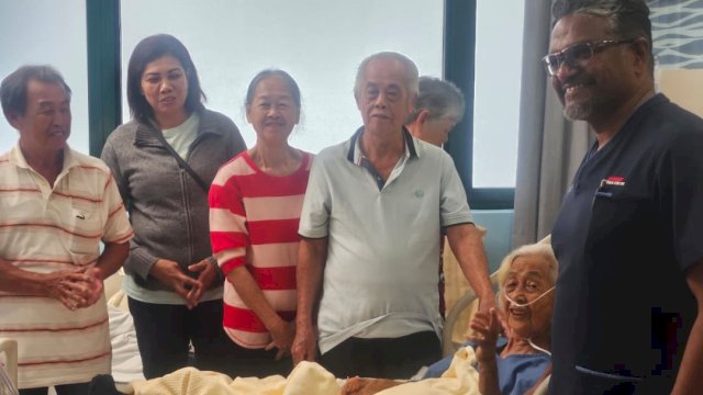 Popo, pasien 102 tahun bersama keluarganya usai menjalani operasi panggul di Malaysia. (Dok. Gita/HN)