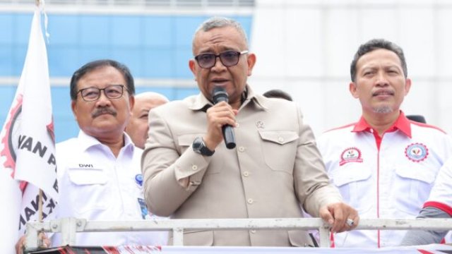 Wamen Ketenagakerjaan Afriansyah Noor menyampaikan komitmen pemerintah menurunkan tim khusus ke PT Indonesian Epson Industry (IEI) usai menerima aksi damai F-SPGI, Jakarta, Senin (25/5/2026). (doc_birohumaskemnaker)