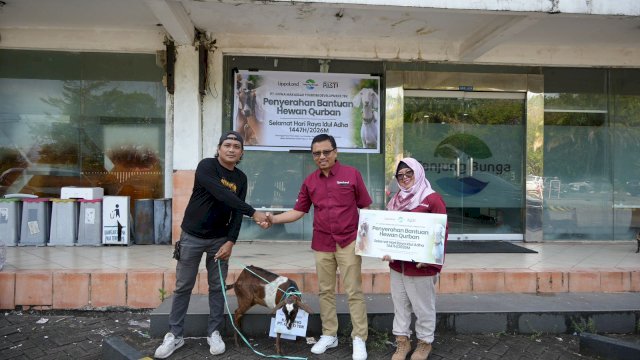 Proses penyerahan hewan kurban kepada perwakilan pengurus masjid yang kemudian akan dibagikan ke warga Tanjung Bunga. (Dok. GMTD)