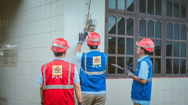 Petugas PLN memeriksa kWh meter pelanggan di Kota Pare-Pare, Sulawesi Selatan. (Dok. PLN)