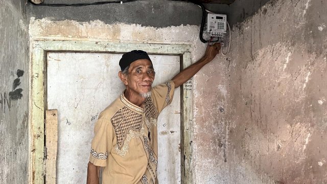 Muhammad Yusuf (63) kini dapat menikmati listrik secara mandiri dan lebih aman melalui bantuan pasang baru listrik gratis dari PLN UID Sulselrabar. (Dok. PLN)