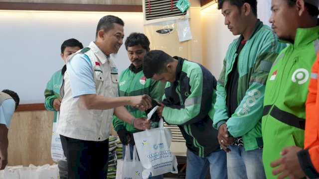 Penyaluran bantuan Tebar Berkah Daging 1447 H kepada teman-teman ojek online yang diserahkan langsung oleh GM UID Sulselrabar, Edyansyah. (Dok. PLN)