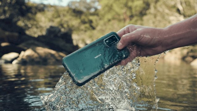 Nokia XR21 mengusung layar 6,49 inci 120Hz dengan perlindungan Gorilla Glass Victus. Ponsel ini tetap bisa digunakan meski terkena air atau saat tangan basah. (tangkaplayar_IG@gizchina.gresce