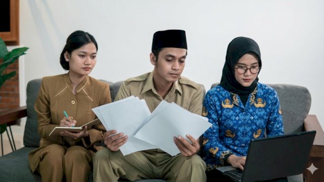 Guru Honorer Dihapus 2027, Ini Skema Baru Kemendikdasmen (dalleAI@harian.news)