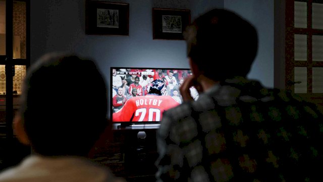 Ilustrasi keluarga menonton konten Disney+ Hotstar atau Netflix/Vidio dengan kualitas 4K di Smart TV rumah. (Foto_pexels@cottonbro) 