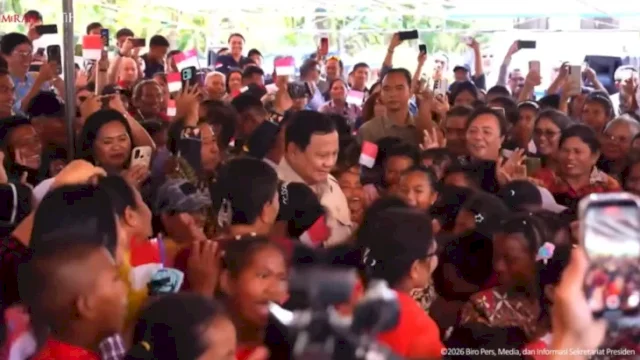 Momen kebersamaan usai acara: Presiden Prabowo berfoto bersama warga dan pelajar di pulau terluar Indonesia (tangkaplayar_YouTube@sekretariatpresiden)