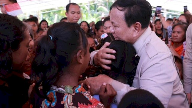 Presiden Prabowo bersama warga Pulau Miangas saat kinjungan kerja, Sabtu 9 Mei 2026. (doc_timmediapresiden@IG:presidenrepublikindonesia)