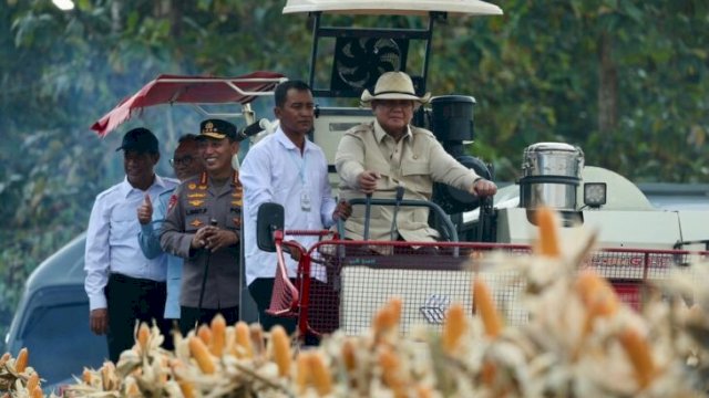 Presiden Prabowo Subianto saat menghadiri kegiatan panen raya jagung serentak di Kabupaten Tuban, Jawa Timur, Sabtu (16/5/2026). (tangkaplayar_IG@presidenrepublikindonesia) 