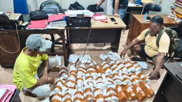 Dua tersangka peredaran merkuri ilegal, EK (56) dan ST (44), saat diperiksa Direktorat Reserse Kriminal Khusus Polda Maluku, Ambon. (doc_humaspolri)