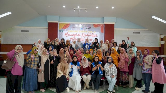 Pelaksanaan kegiatan pelatihan pembuatan gantungan kunci dan gelang bagi orang tua anak dengan Down Syndrome. (Dok. Gita/HN)
