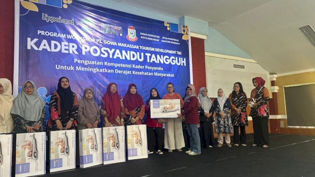 Pemberian  bantuan kepada kader posyandu. (Dok. Gita/HN)