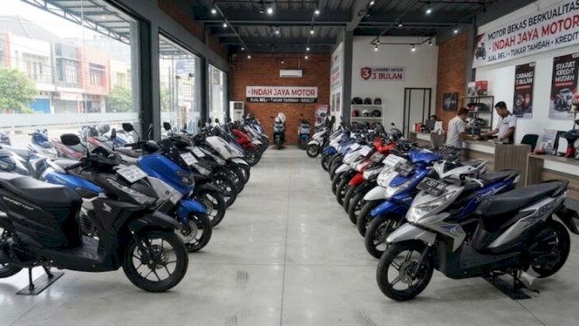 Deretan motor matic bekas berkualitas yang tertata rapi di showroom, budget Rp15 juta ||(ilustrasi_leoAI@harian.news)