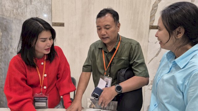 Direktur Terra Trove Nisa  Tay (kiri) saat menjelaskan ke pelanggan disela-sela Pameran Keramik Terbesar Asean yang digelar di NICE, Tangerang, Sabtu (6/6) sore. (Dok. HSN/HN)