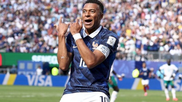 Kylian Mbappe merayakan gol keduanya ke gawang Senegal yang sekaligus mengantarkannya sebagai top skor sepanjang masa timnas Prancis dengan 58 gol || (tangkaplayar_X@brfootball)