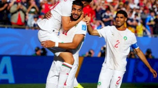 Para pemain Maroko merayakan kemenangan tipis 1-0 atas Skotlandia. Hasil ini membawa Atlas Lions ke puncak klasemen Grup C. || (X@kennylanglea)