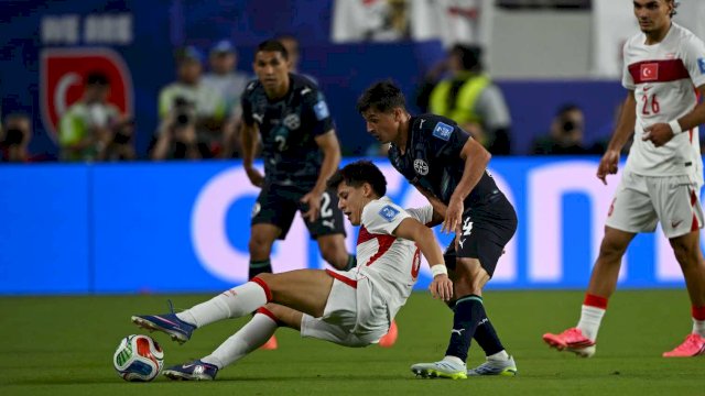 Bintang muda Turki, Arda Guler, berusaha menembus pertahanan Paraguay. Meski dominan di babak kedua, Turki gagal mencetak gol penyama |(X@onedia) 