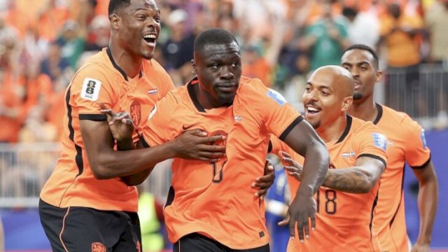 Belanda pesta 5-1 atas Swedia, kokoh di puncak Grup F ||(X@irfanmbappe)