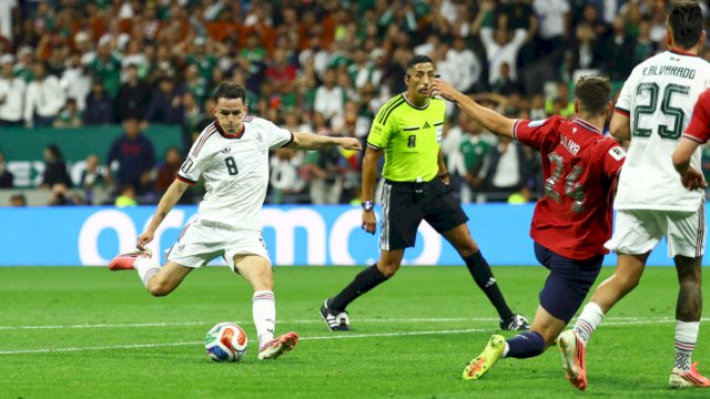 Alvaro Fidalgo melepaskan tembakan melengkung yang membobol gawang Ceko di Piala Dunia 2026 || (foto_X@Radio_Formula)