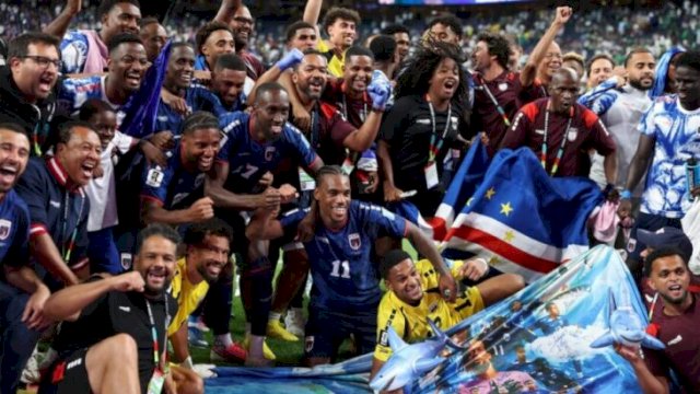 Pemain Timnas Tanjung Verde merayakan kelolosan bersejarah ke babak 32 besar Piala Dunia 2026 usai bermain imbang melawan Arab Saudi. || (foto_X@Bhaveshlivelife) 