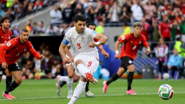 Wasit membatalkan gol Iran melalui tayangan VAR pada pertandingan melawan Mesir ||(foto_X@IrnaEnglish) 
