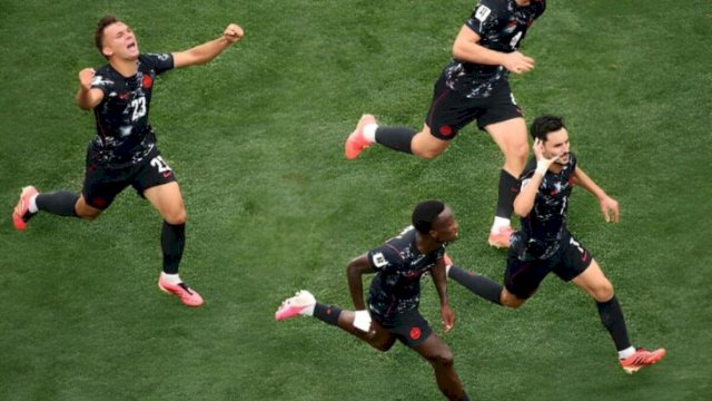 Selebrasi pemain Kanada usai memastikan tiket ke babak 16 besar Piala Dunia 2026 ||(foto_X@SaadaqMohamed) 