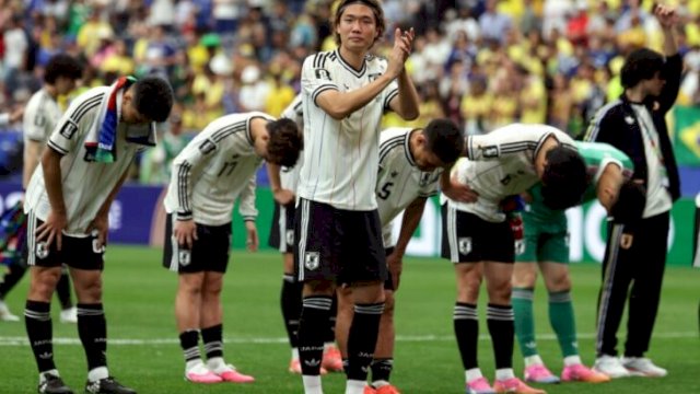Pemain Jepang membungkuk kepada para penggemar sebagai tanda penghormatan dan permintaan maaf setelah tersingkir di 16 besar dengan skor 2-1 dari Brasil. ||(foto_X@El_Universal_Mx) 