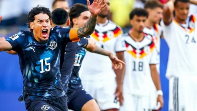 Pemain Paraguay merayakan lolos ke babak 16 besar usai menyingkirkan Jerman. ||(foto_X@Neiramecca) 